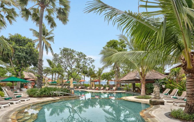 Zwembad van hotel Legian Beach in Bali
