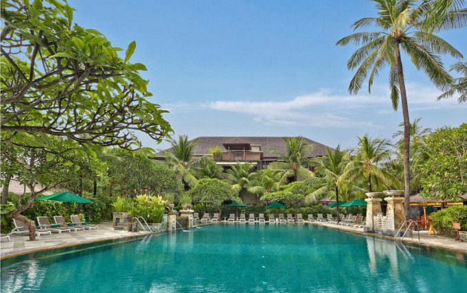 Zwembad van hotel Legian Beach in Bali