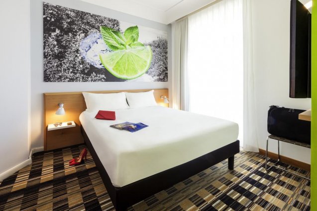 Tweepersoonskamer met bed van Hotel Ibis Styles Napoli Garibaldi stedentrip Napels