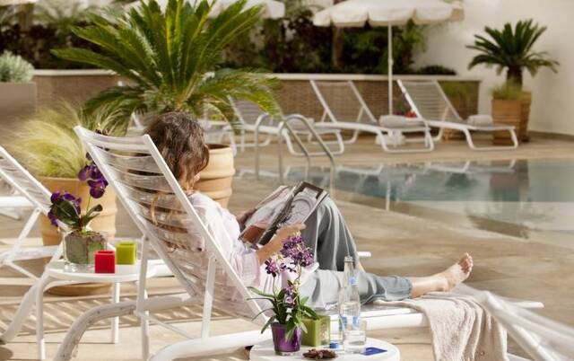 Buitenzwembad en ligbedden van Hotel Barcelo Fes Medina in Fez