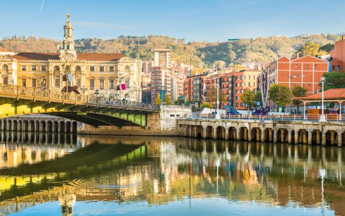 Bilbao - Rivier met uitzicht op kerk