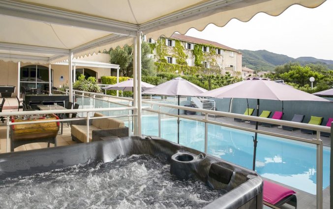 Jacuzzi en buitenzwembad van Hotel U Ricordu op Corsica