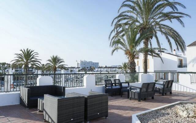 Terras met uitzicht op de haven van Appartementen Roc Lago Park op Menorca
