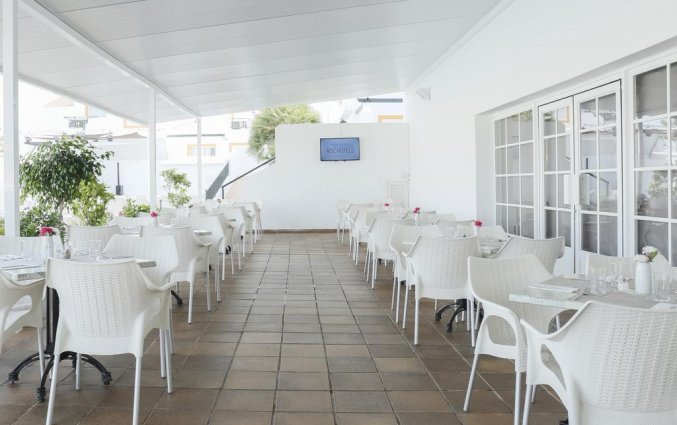 Terras van het restaurant van Appartementen Roc Lago Park op Menorca