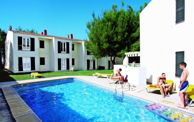 Zwembad en tuin van appartementen Cala Blanca op Menorca