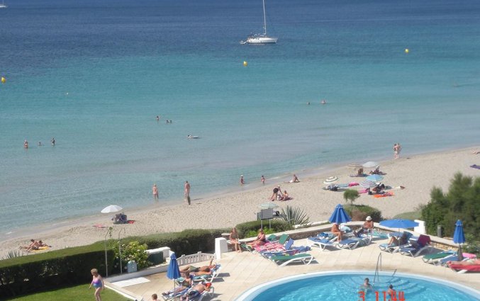 Het strand naast Aparthotel Vistamar op Menorca