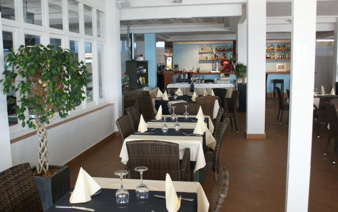 Tafeltjes in restaurant van Aparthotel Vistamar op Menorca