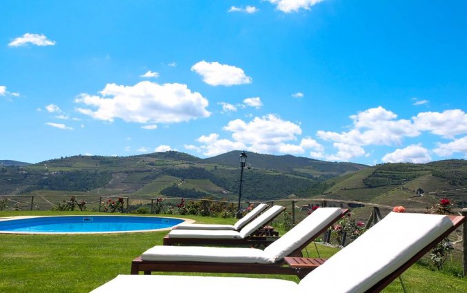 Buitenzwembad en ligbedden van Hotel Rural da Quinta do Silval in Noord-Portugal