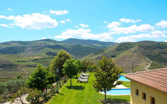 Tuin, buitenzwembad en uitzicht van Hotel Rural da Quinta do Silval in Noord-Portugal