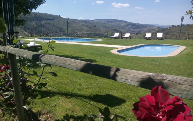Tuin en buitenzwembad van Hotel Rural da Quinta do Silval in Noord-Portugal