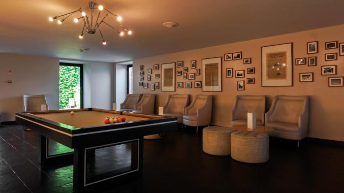 Bar met pooltafel van Hotel Douro Palace Resort & SPA in Noord-Portugal