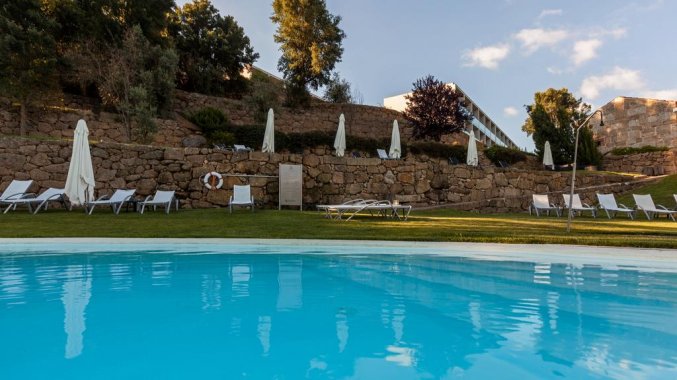 Buitenzwembad en ligbedden van Hotel Douro Palace Resort & SPA in Noord-Portugal
