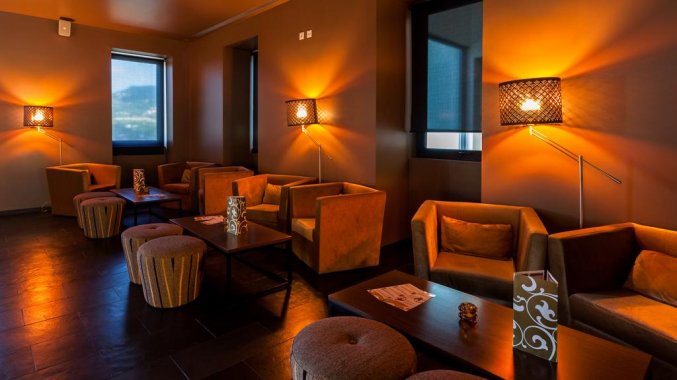 Zitplaatsen in de bar van Hotel Douro Palace Resort & SPA in Noord-Portugal