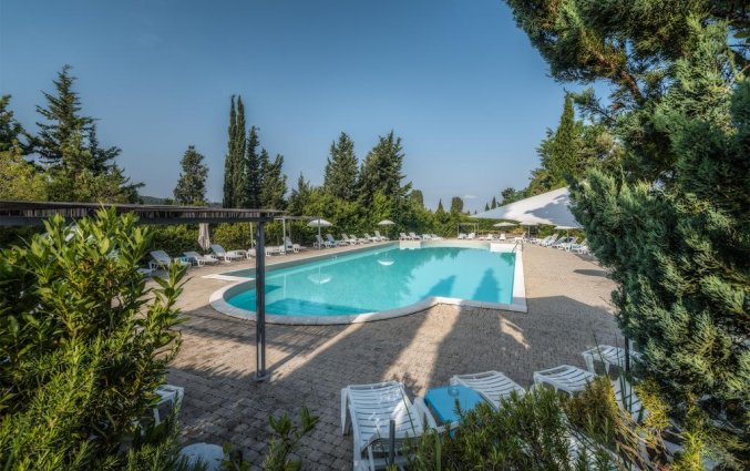 Buitenzwembad van Hotel Antico Borgo San Martino in Toscane