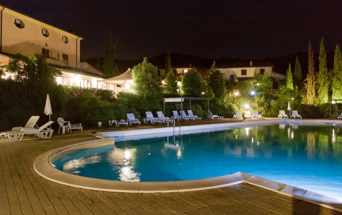 Buitenzwembad van Hotel Antico Borgo San Martino in Toscane