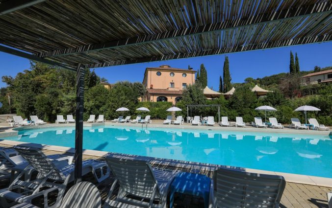 Ligbedden en buitenzwembad van Hotel Antico Borgo San Martino in Toscane