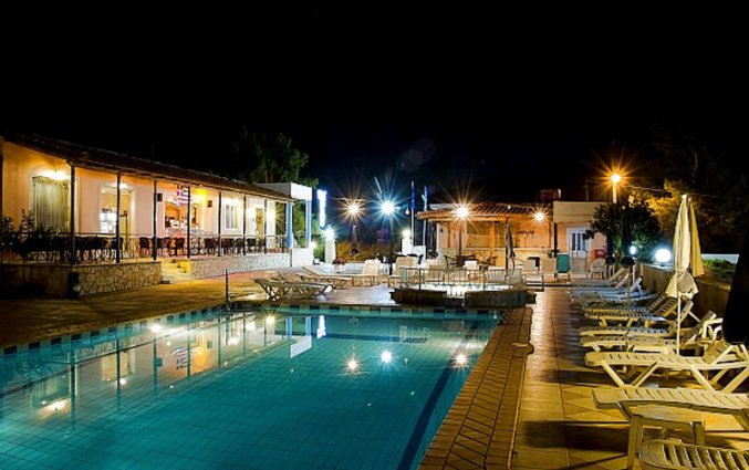 Buitenzwembad en ligbedden van Hotel Plessas Palace op Zakynthos