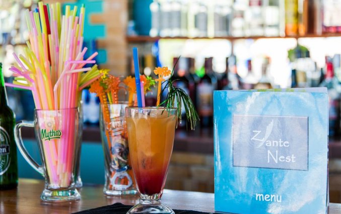 Drankjes aan de bar van Hotel Zante Nest op Zakynthos