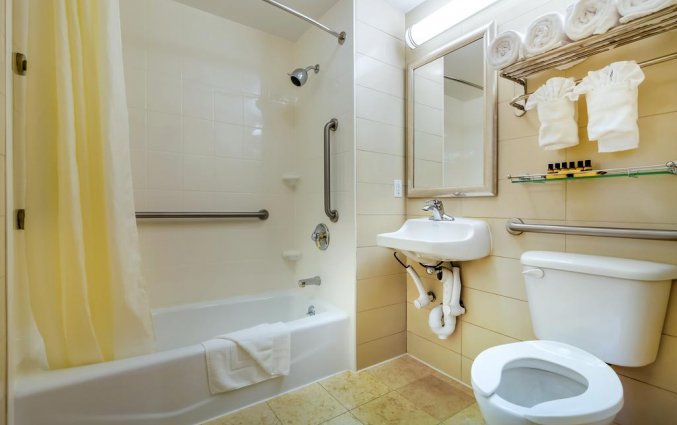 Badkamer van een tweepersoonskamer van Hotel Best Western Plaza in New York