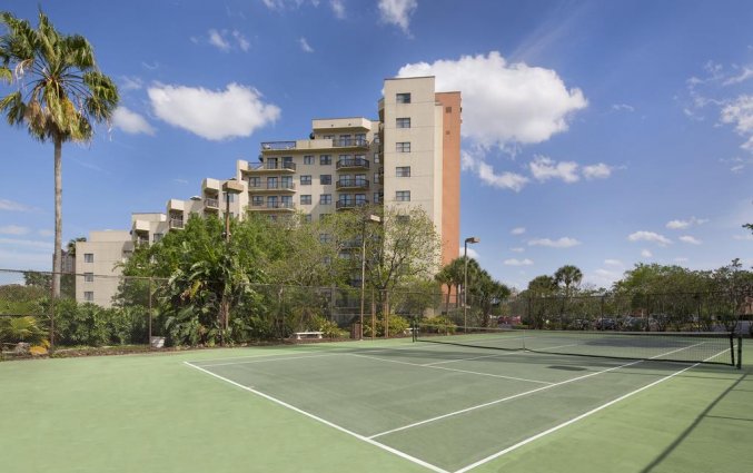 Tennisbaan van resort Enclave Suites
