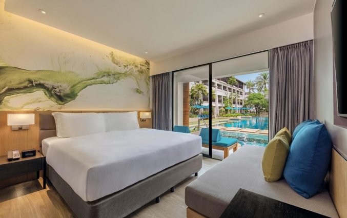 kamer met uitzicht op zwembad van Resort DoubleTree by Hilton Banthai Beach
