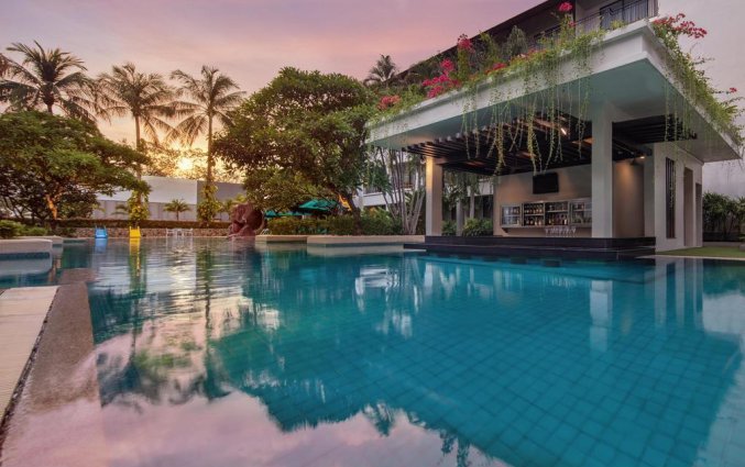 Zwembad met daarboven dakterras met klimop van resort DoubleTree by Hilton Banthai Spa