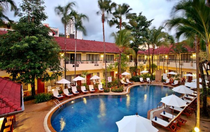 Kleiner zwembad van resort Horizon Patang Beach & Spa in Phuket