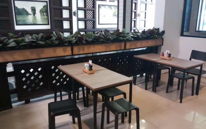 He koffiecafe met hoge tafels en barstoelen van DAYS INN PATONG BEACH op Phuket