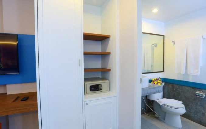 Kamer met gedeelte van de badkamer erop van Hotel Days Inn Patong Beach op Phuket