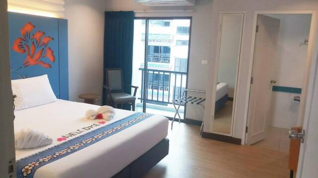 Tweepersoonskamer met balkon van DAYS INN PATONG BEACH op Phuket