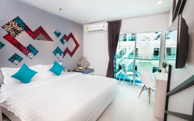 Tweepersoonskamer met bed van hotel Crib Patong op Phuket