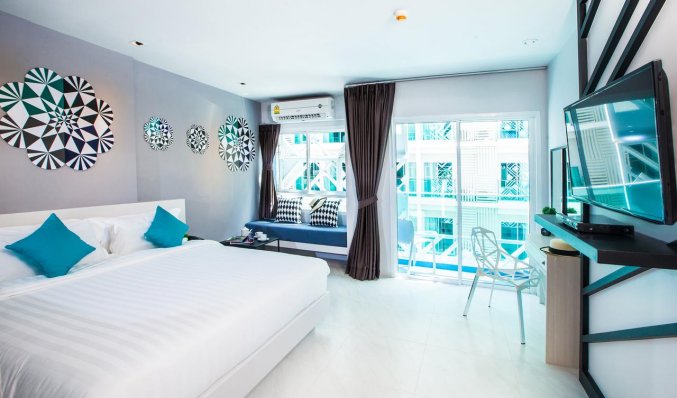 Tweepersoonskamer met bed van hotel Crib Patong op Phuket