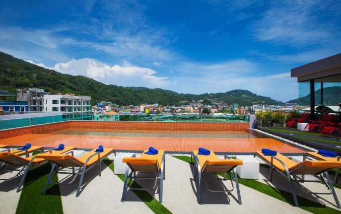 Zwembad met op de achtergrond uitzicht op de bergen van hotel Crib Patong op Phuket