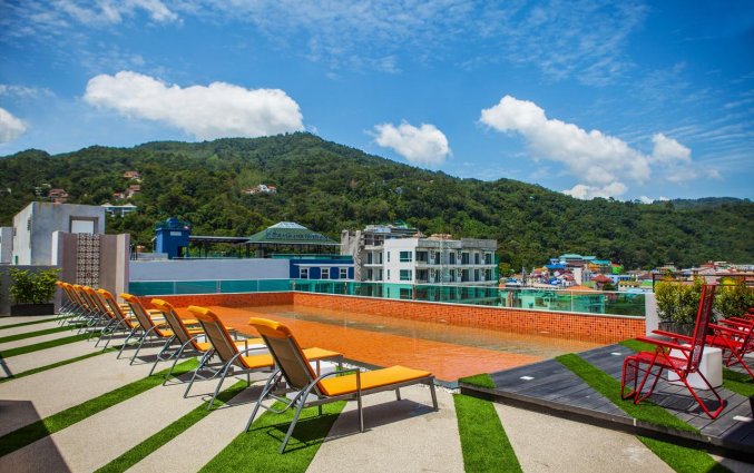 Zwembad met uitzicht op de bergen van hotel Crib Patong op Phuket