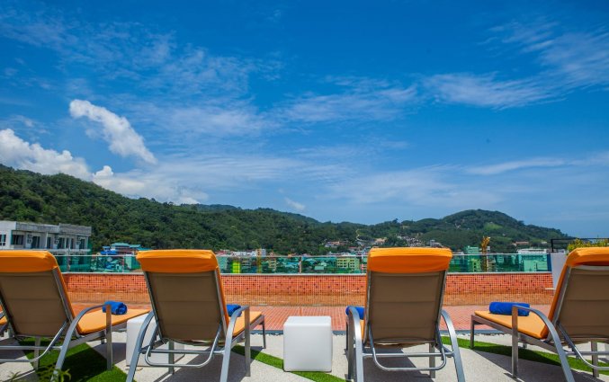 Zwembadstoelen met uitzicht op de bergen van Phuket