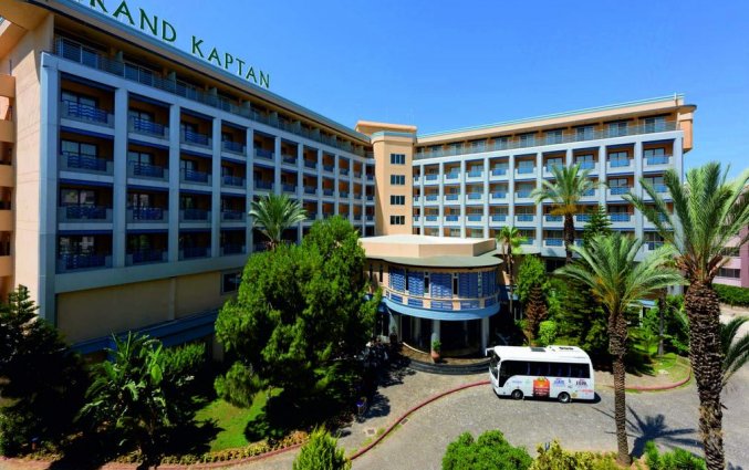Buitenaanzicht van hotel Grand Kaptan