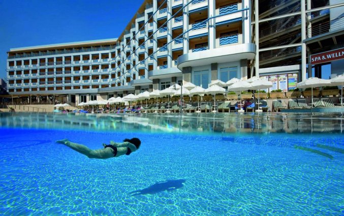 Zwembad van hotel Grand Kaptan