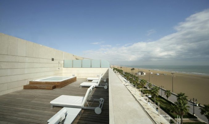 Terras met uitzicht op het strand van Hotel Neptuno in Valencia