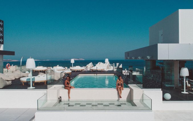 Buitenzwembad van Hotel Amare Beach op Ibiza