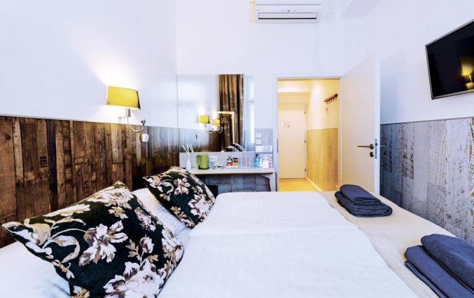 Tweepersoonskamer met een tweepersoonsbed van Hotel Royal Court in Praag