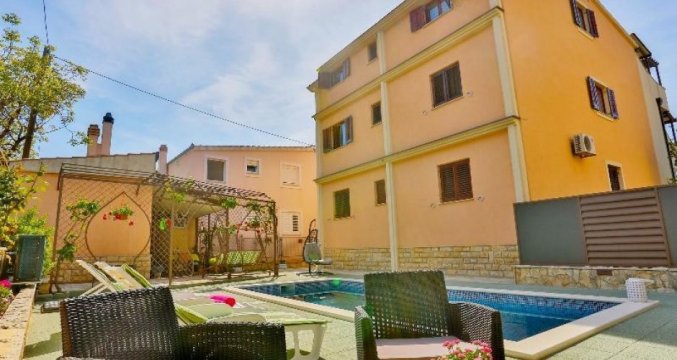 Voorkant van Appartementen Ivan in Solin