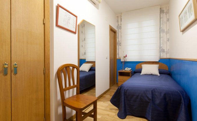 Slaapkamer van hostal Montaloya in Madrid