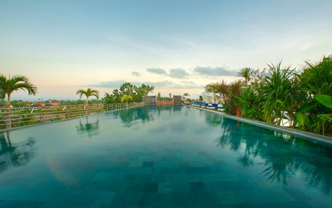 Zwembad van hotel Vin Sky in Bali