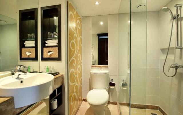 Badkamer van Hotel Prama Sanur Beach Bali