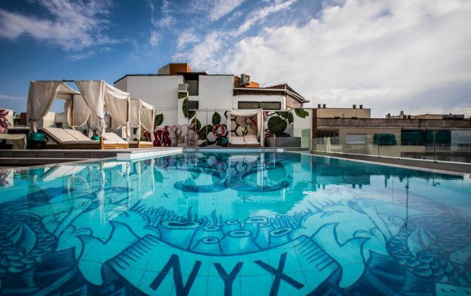 Zwembad van hotel NYX in Madrid