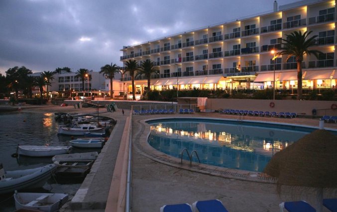 Gebouw van hotel Simbad in Ibiza