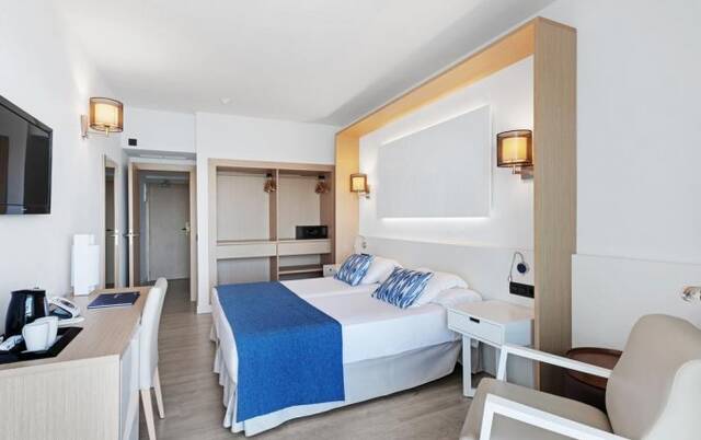 Slaapkamer van hotel THB Los Molinos in Ibiza