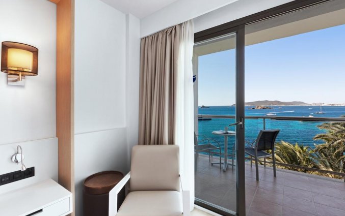 Slaapkamer van hotel THB Los Molinos in Ibiza