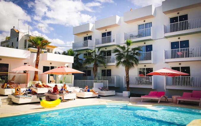 Zwembad van hotel Wi-Ki Woo op Ibiza