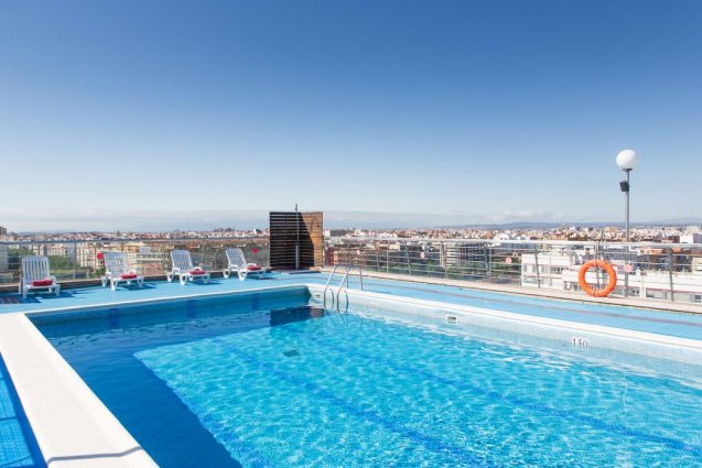 Buitenzwembad met uitzicht van Hotel Expo in Valencia